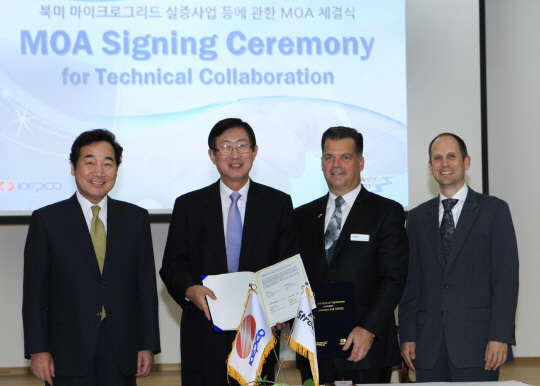 조환익 한국전력 사장(왼쪽), 브라이언 벤츠 파워스트림사 CEO이 스마트 그리드 우선협상권 부여 등에 관한 합의각서를 체결한 뒤 기념촬영을 하고 있다.  한국전력 제공